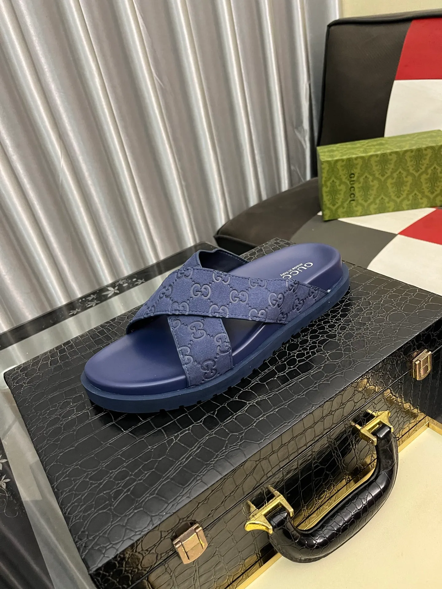 Men's shoes 💰320⌚️⌚️ (gucci-Gucci) New men's slippers, high-end boutique, made of cowhide, with exquisite embossed logo decoration on the upper, fine workmanship, super soft soles, casual, loose and comfortable, a must-have in summer! \nsize：38-44